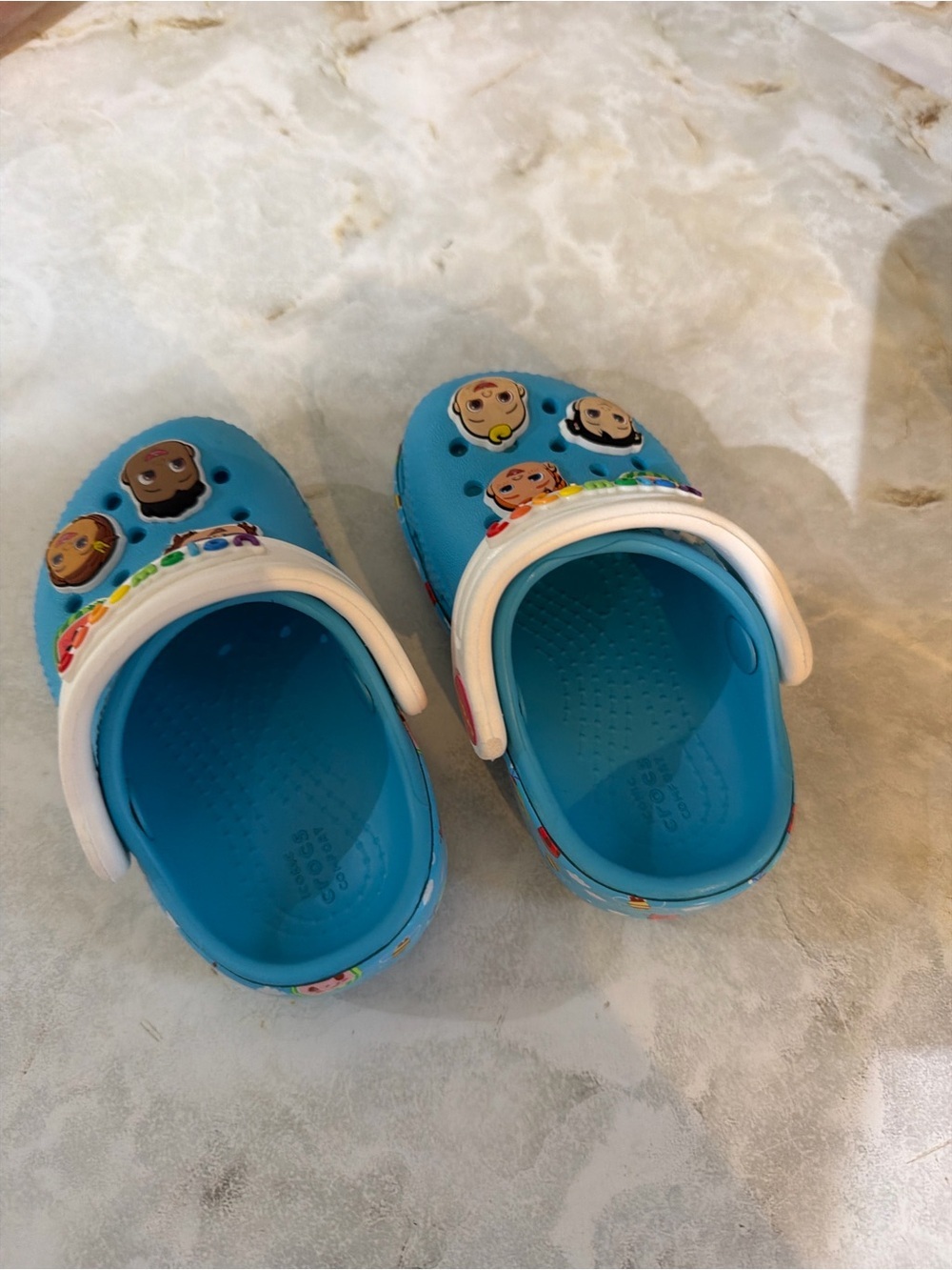 Crocs Toddler Blue Clogs w/ Charms – Size (4C)